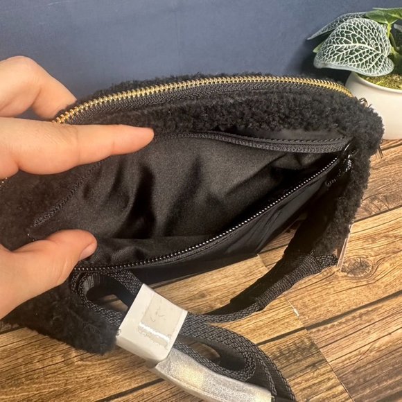 Lululemon Everywhere Belt Bag Fleece Large 2L NWT ONE SIZE (Black Gold) - Picture 10 of 13